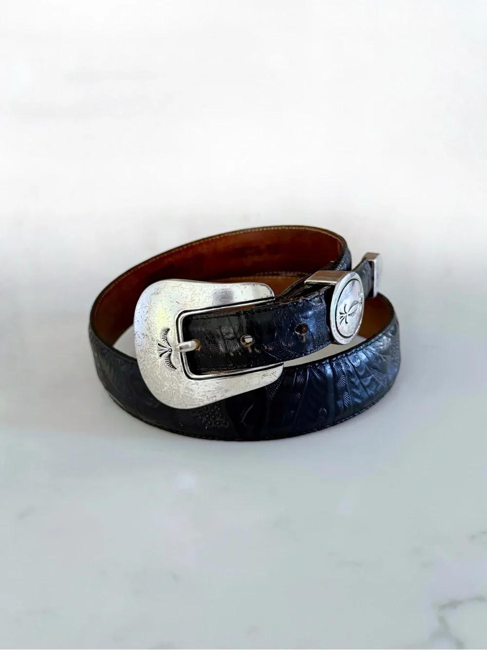 Vintage Justin Western Belt, Black Tooled (Embossed) Floral Leather sz. 30 - Picture 9 of 17